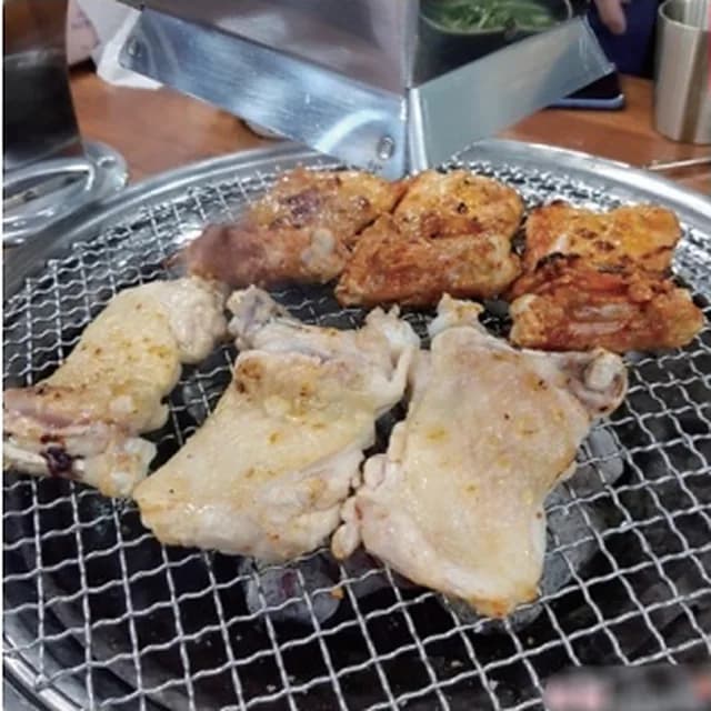 Hwangs Dokkaebijip Sutbul Dakgalbi